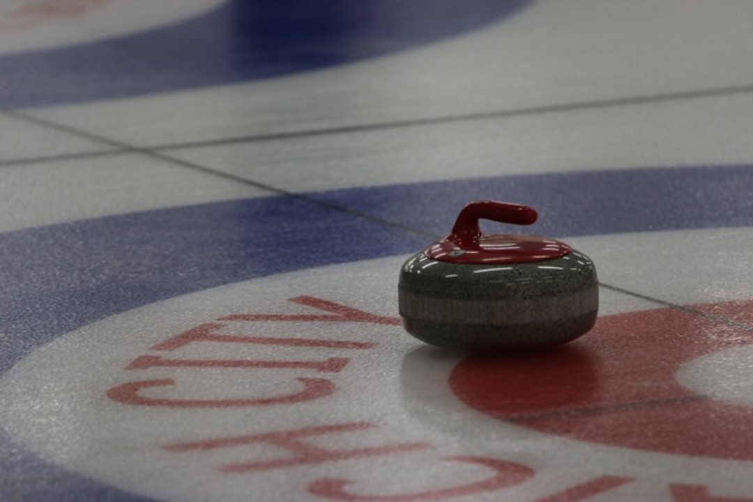 Symbolbild: Curlingstein auf dem Eis